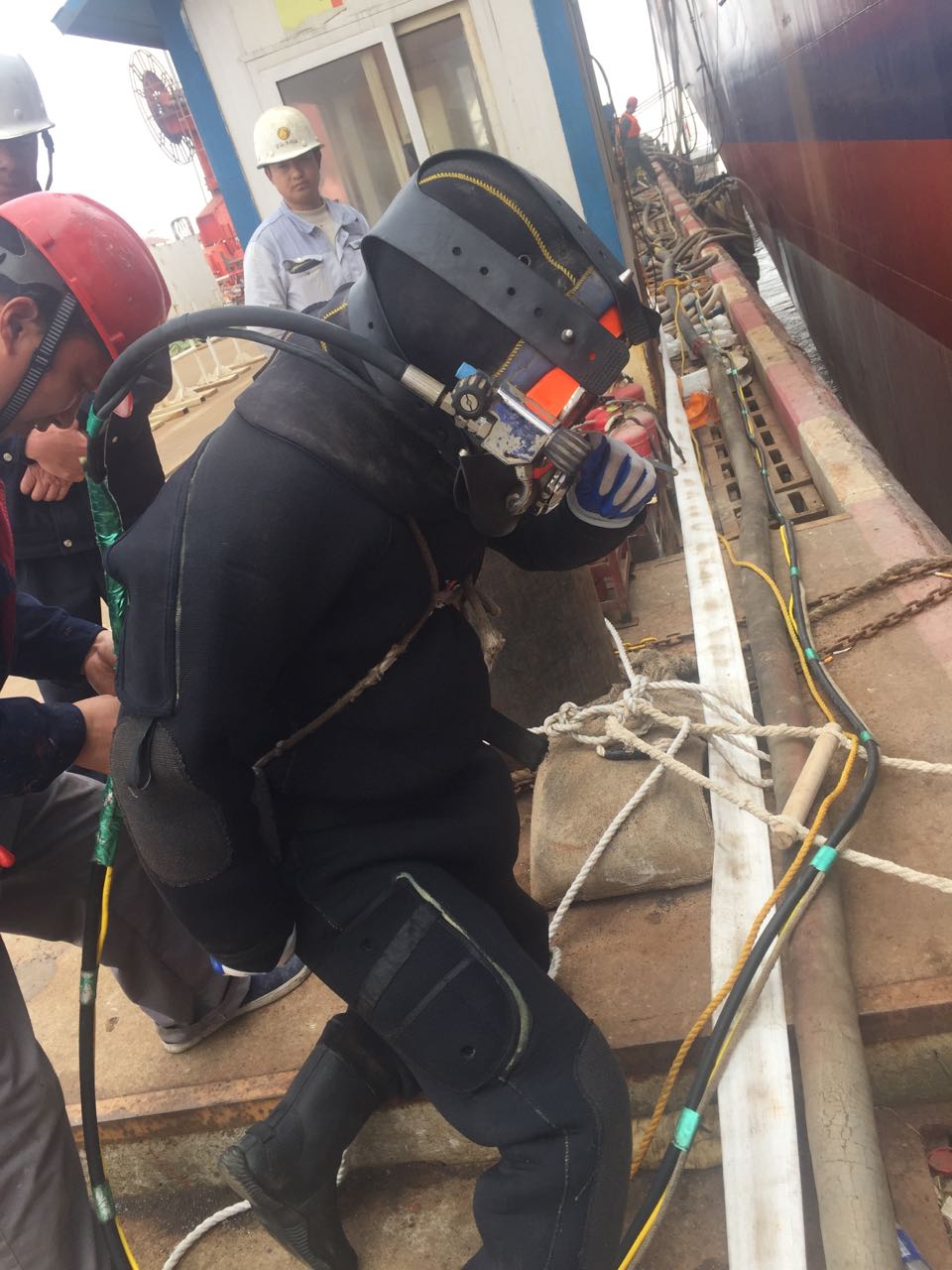 蛙人水鬼施工队-水下电焊焊接多年行业经验