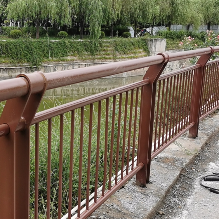 复合管校园防护栏展鸿护栏厂家直营