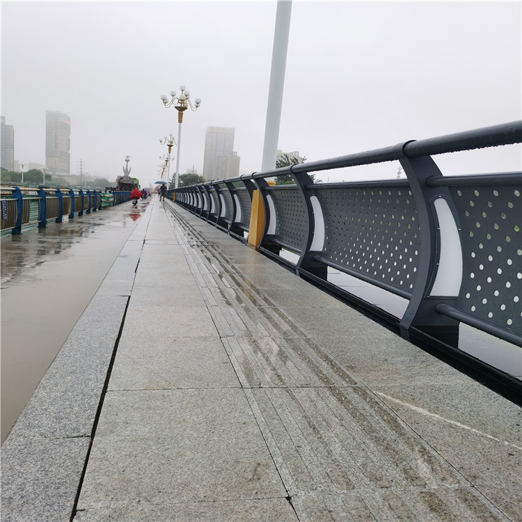 公路防撞护栏规格齐全