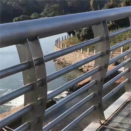 带灯的河道护栏让利客户
