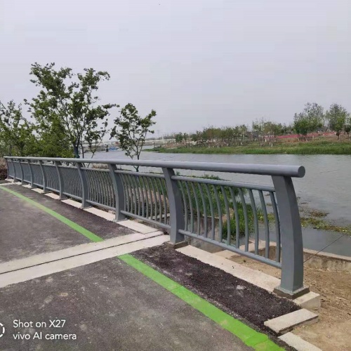 桥梁中间防撞护栏喷塑工序生产