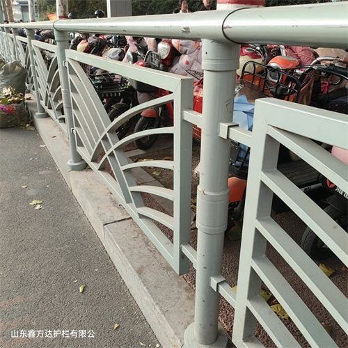 桥栏杆防撞高度