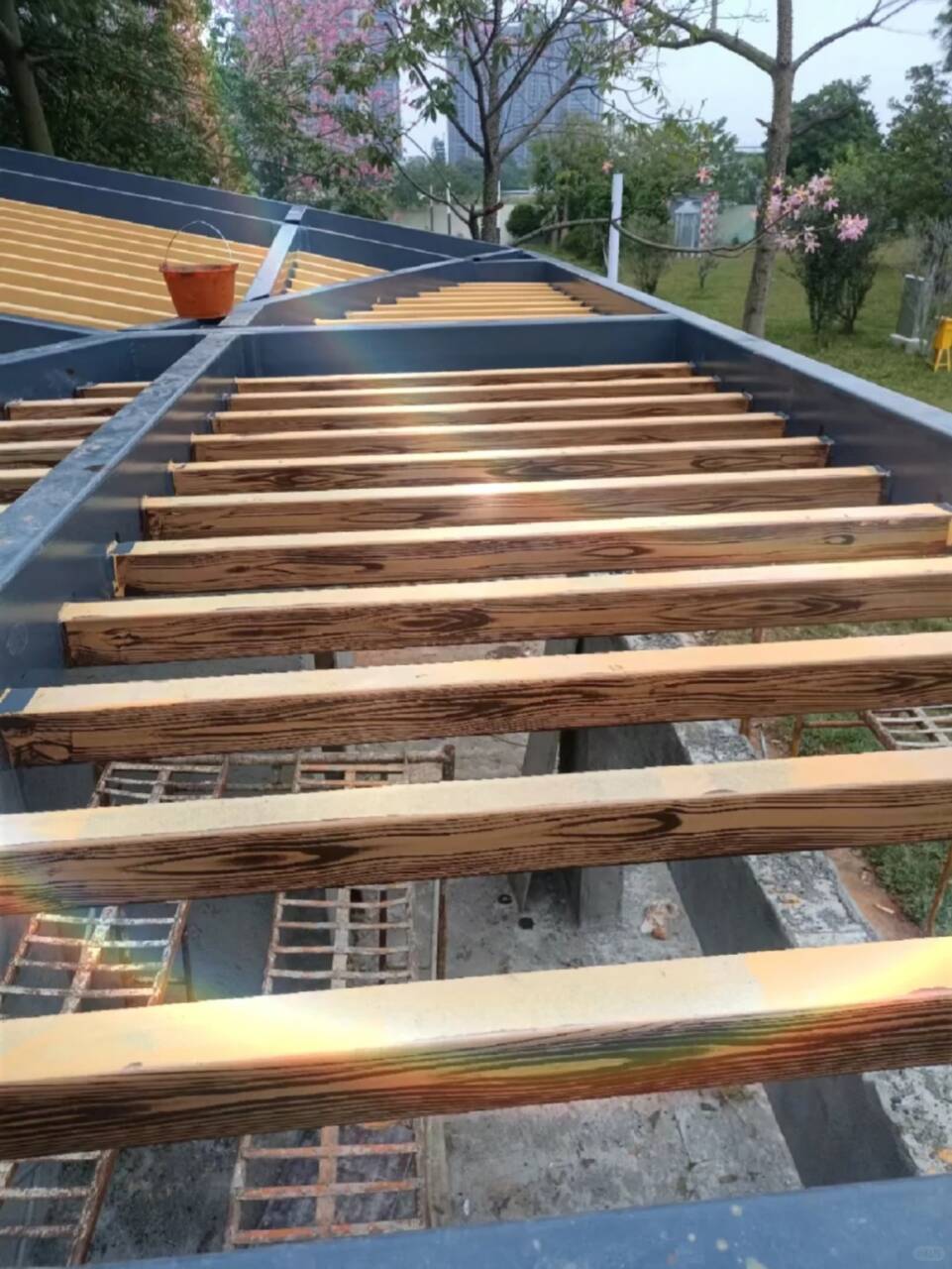 钢结构仿木纹漆，金属面木纹漆，镀锌管木纹漆全包施工价格