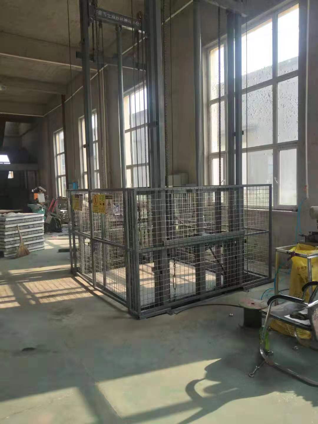 2吨导轨式升降机价格本地供应商